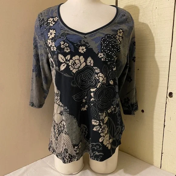 Vanilla Sugar Womens 1X Floral Lace Back Rhinestone 3/4 Sleeve V-Neck Top Gray - Picture 1 of 8